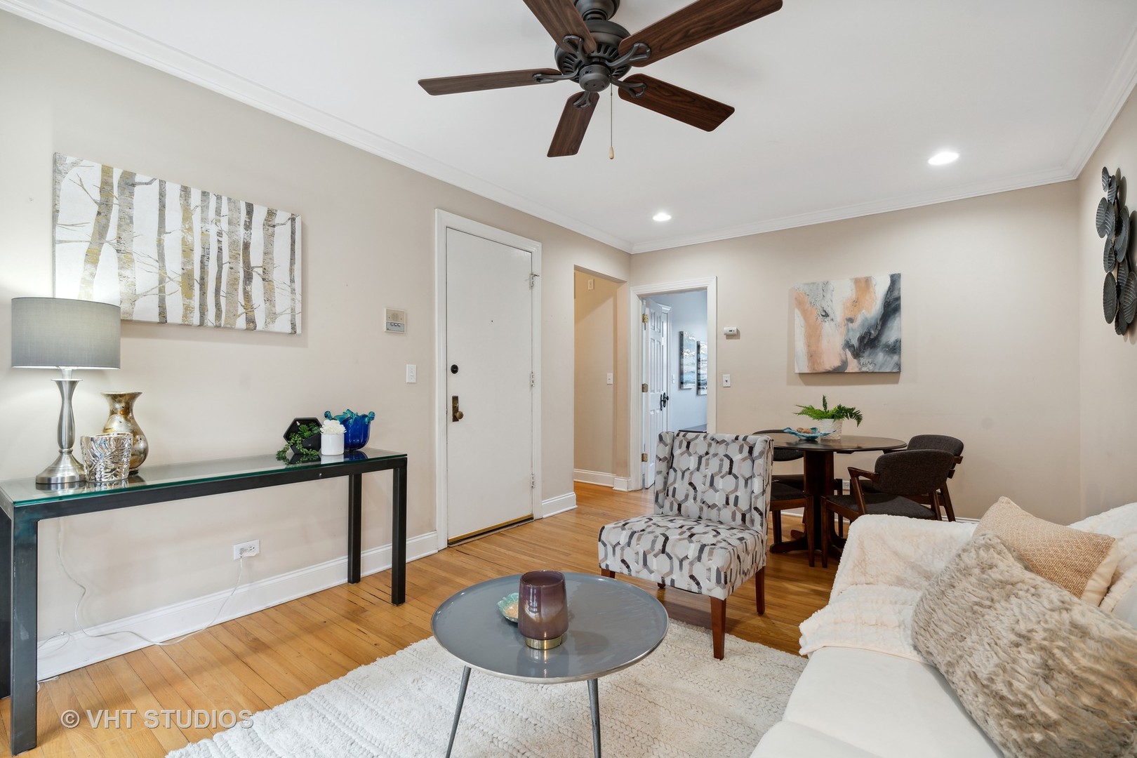 1155 West Grace Street, Unit 2N Chicago, IL 60613 - Photo 7 of 20 a living room with furniture