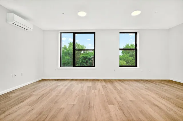 $235,800 | 1727 Lacombe Avenue, Unit 4A | Soundview