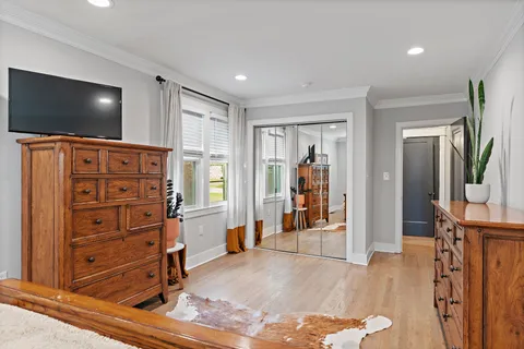a view of a livingroom with furniture