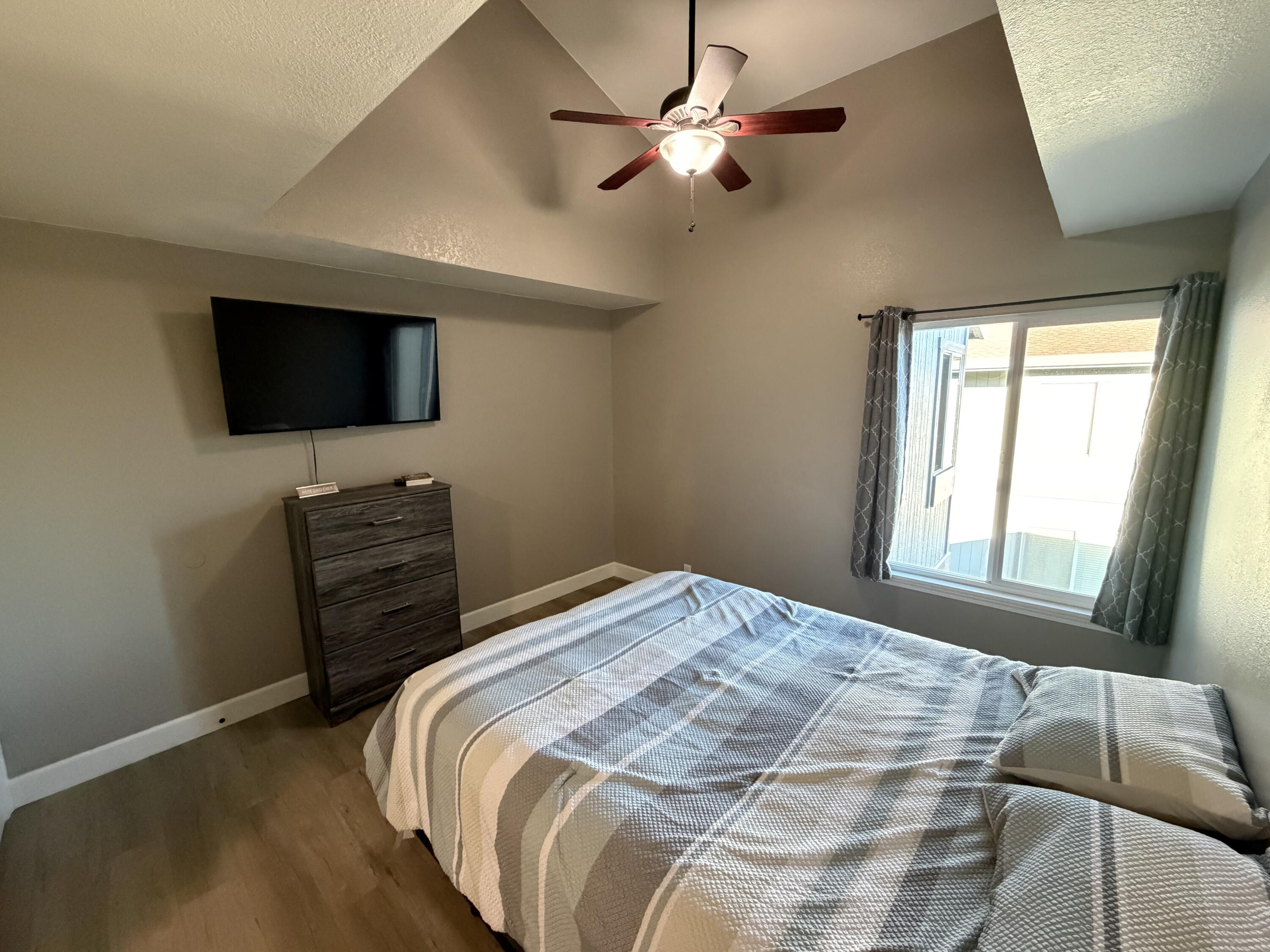 225 Ridgetop Drive, Unit 214 Redding, CA 96003 - Photo 13 of 22 Bedroom 1