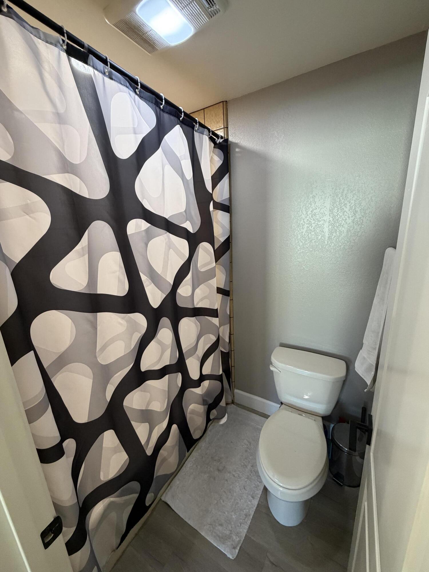 225 Ridgetop Drive, Unit 214 Redding, CA 96003 - Photo 15 of 22 Bathroom