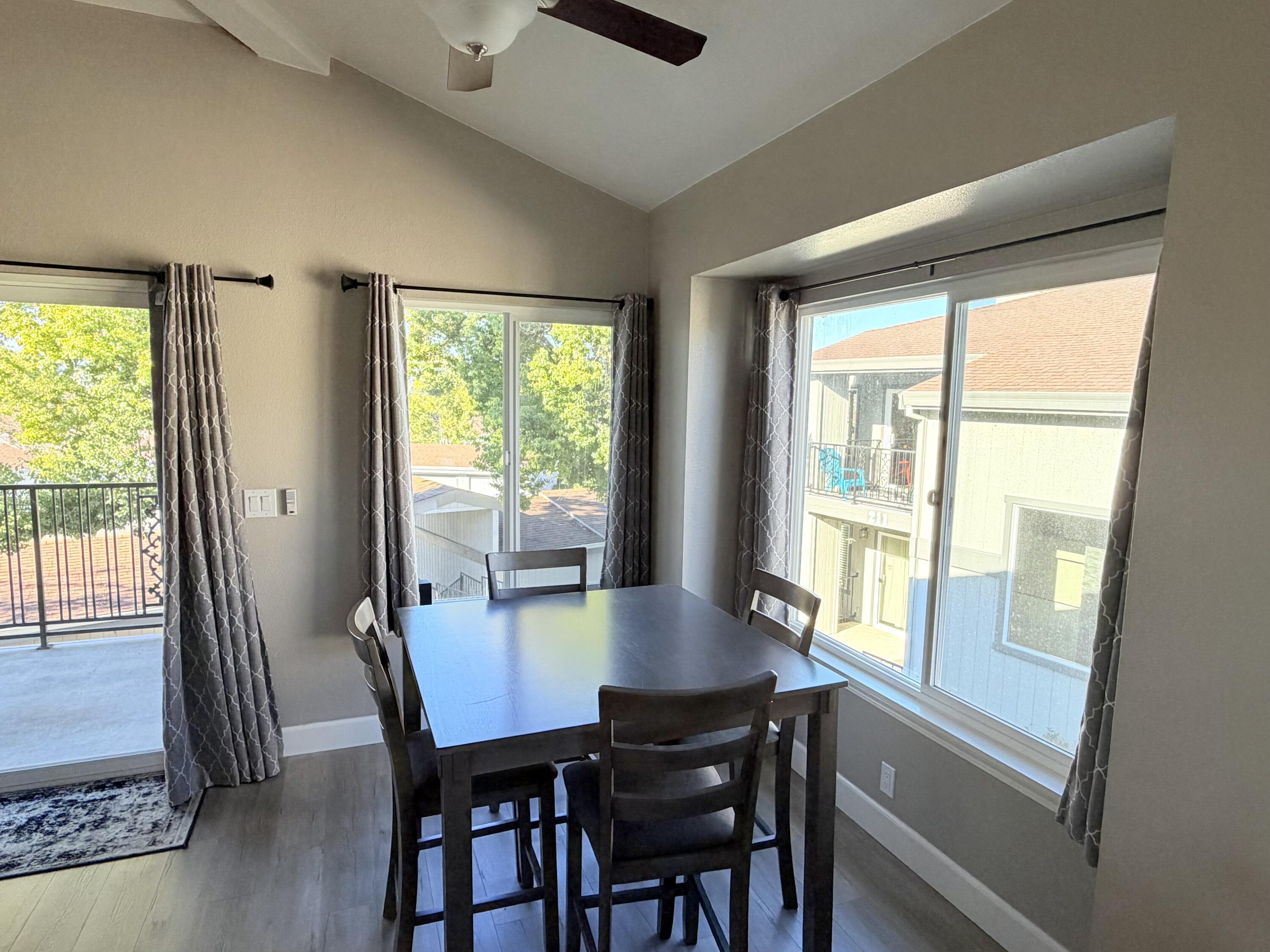 225 Ridgetop Drive, Unit 214 Redding, CA 96003 - Photo 6 of 22 Dining