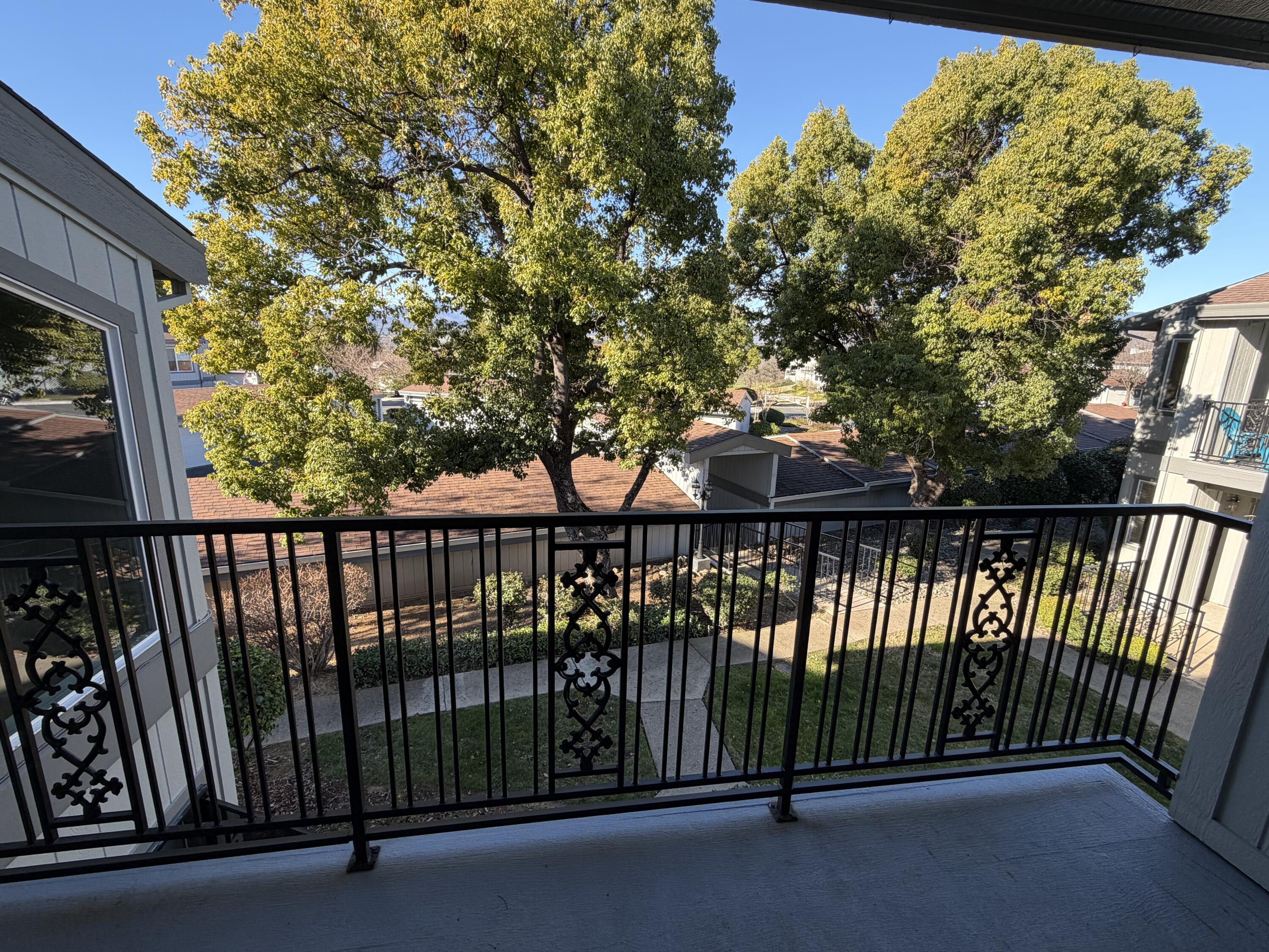 225 Ridgetop Drive, Unit 214 Redding, CA 96003 - Photo 8 of 22 Patio