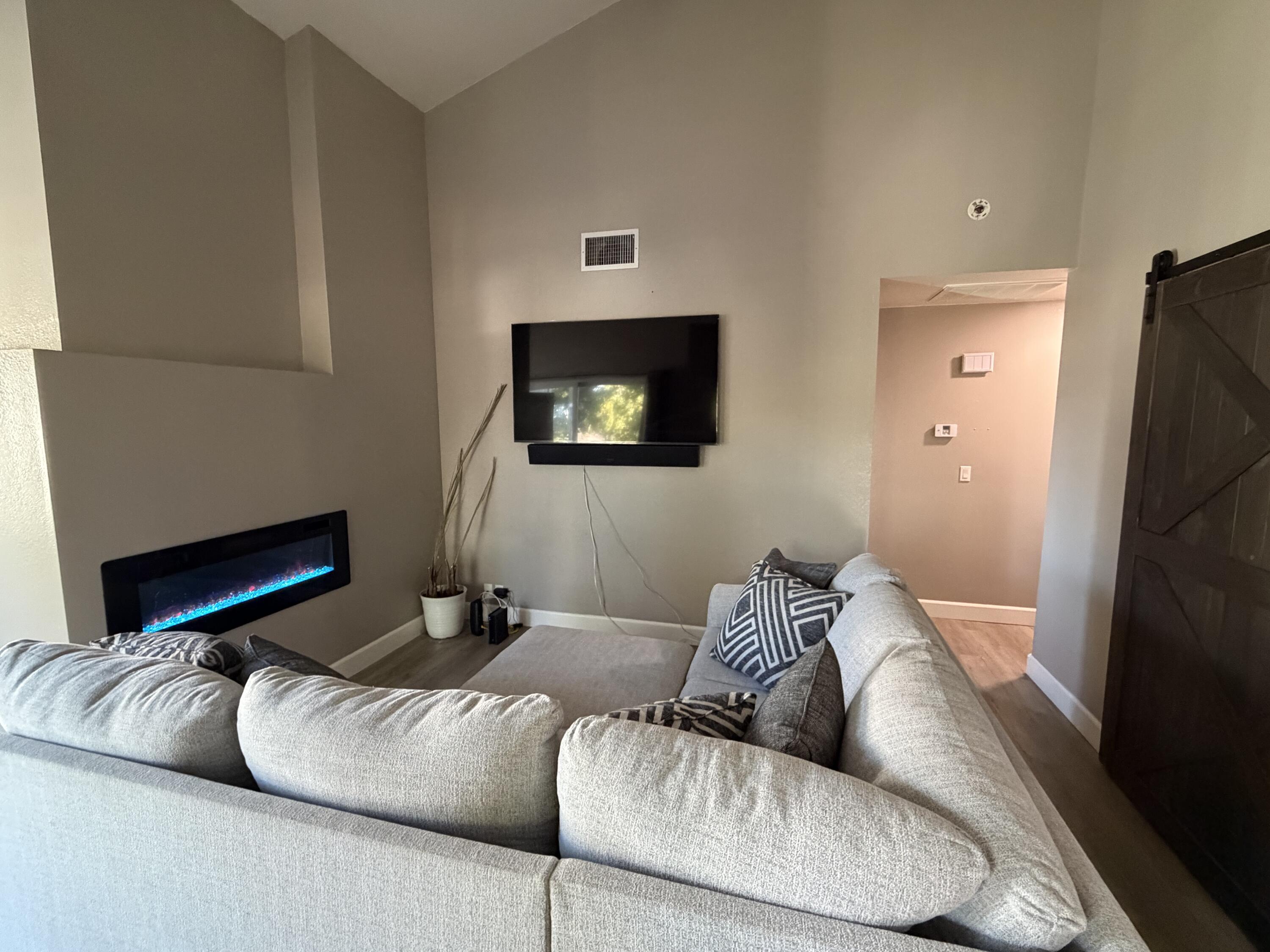 225 Ridgetop Drive, Unit 214 Redding, CA 96003 - Photo 10 of 22 Living room