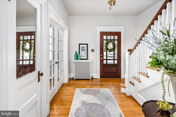 a view of an entryway with livingroom