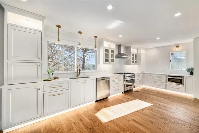 $839,000 | 224 Northwest Locust Street, Lee's Summit, MO 64064