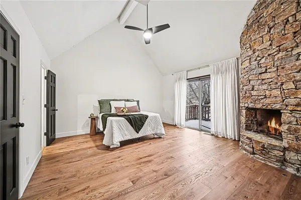 $799,990 | 224 Northwest Locust Street, Lee's Summit, MO 64064