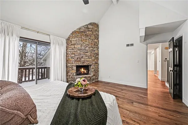 $799,990 | 224 Northwest Locust Street, Lee's Summit, MO 64064