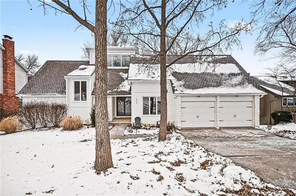 $799,990 | 224 Northwest Locust Street, Lee's Summit, MO 64064