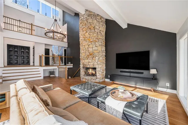 $839,000 | 224 Northwest Locust Street, Lee's Summit, MO 64064