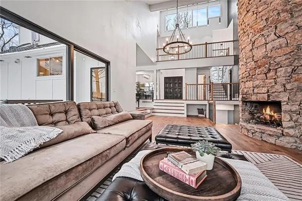 $799,990 | 224 Northwest Locust Street, Lee's Summit, MO 64064