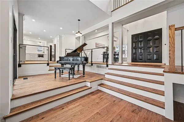 $799,990 | 224 Northwest Locust Street, Lee's Summit, MO 64064