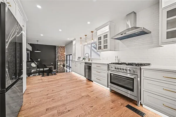 $799,990 | 224 Northwest Locust Street, Lee's Summit, MO 64064