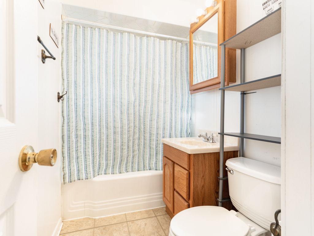 10548 Mason Avenue, Unit 2 Chicago Ridge, IL 60415 - Photo 6 of 13 a bathroom with a toilet a sink and a bathtub