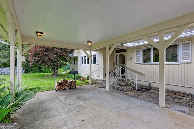 a view of a house with backyard and garden