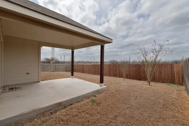a view of a backyard