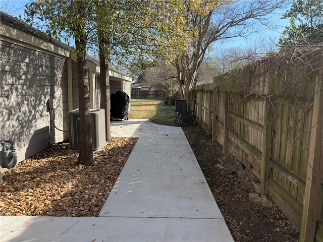 a view of a pathway with a pathway