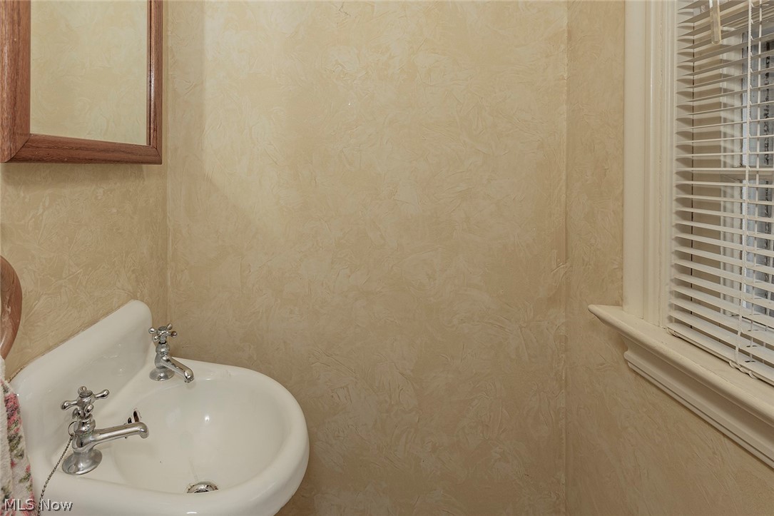 3781 Hillbrook Road Cleveland, OH 44118 - Photo 18 of 35 Gallery Image 18