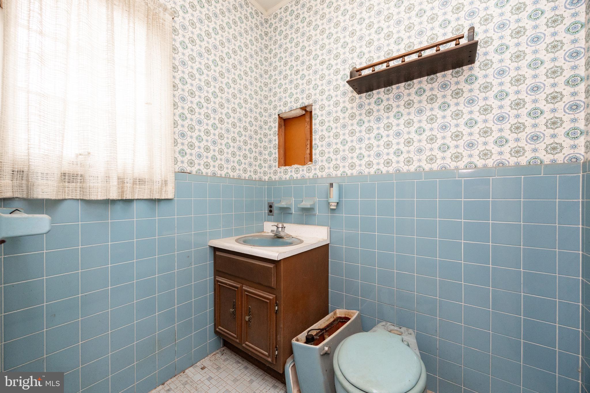 1831 Highpoint Road Coopersburg, PA 18036 - Photo 8 of 35 Powder room off the mud room