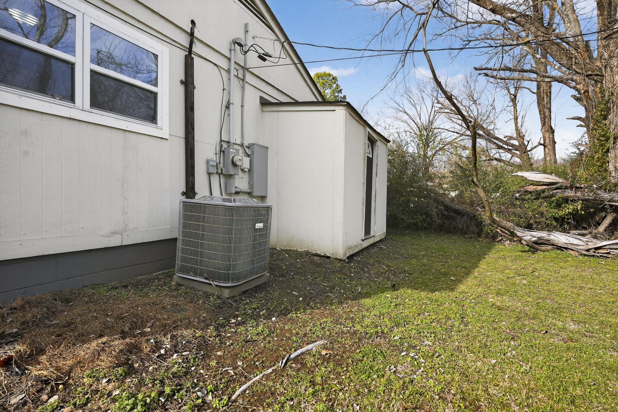 4212 Falcon Drive Memphis, TN 38109 - Photo 13 of 31 View of green lawn