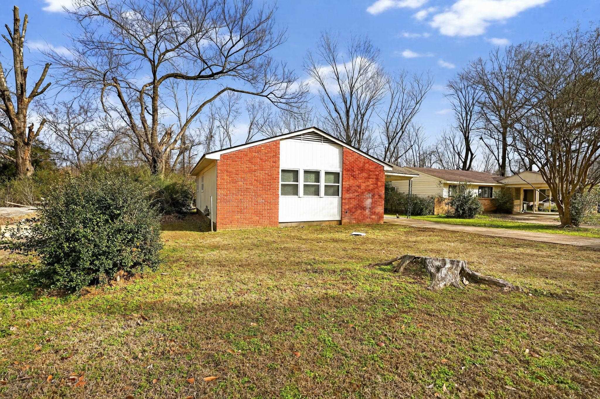 4212 Falcon Drive Memphis, TN 38109 - Photo 20 of 31 View of side of property with a lawn