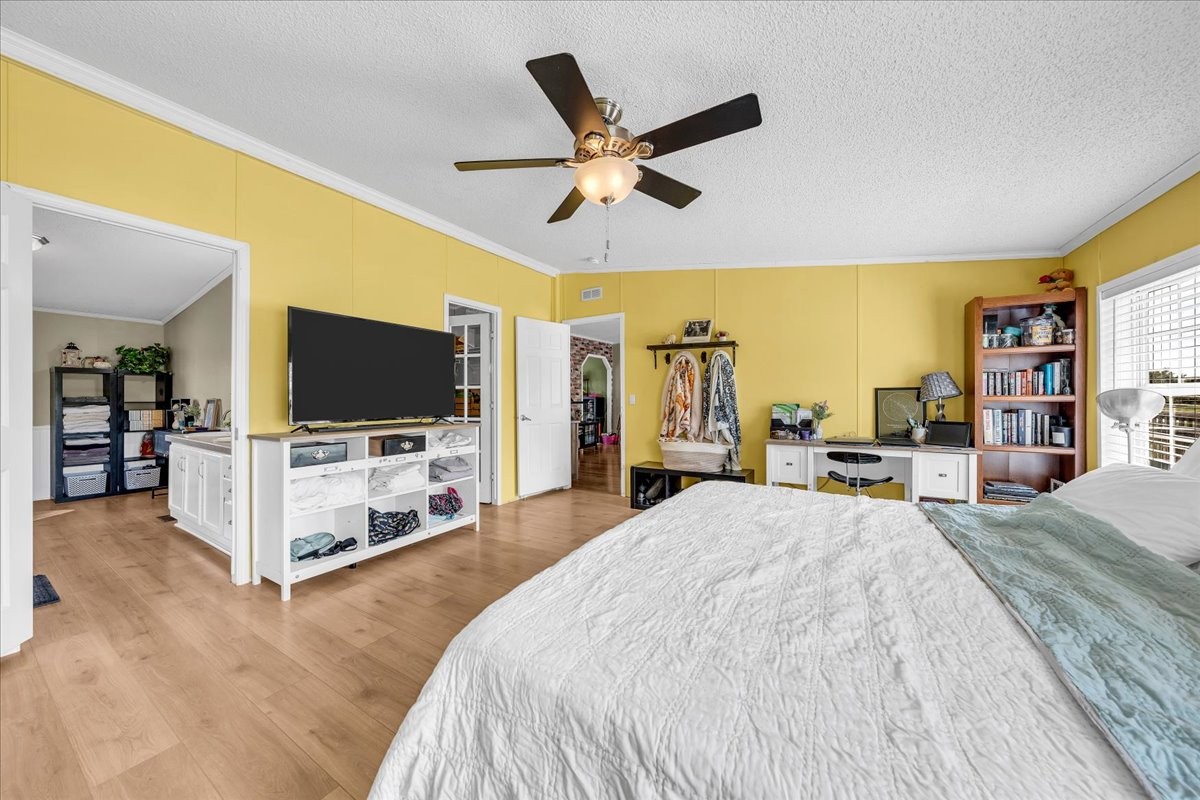 2657 Oak Grove Road Red Boiling Springs, TN 37150 - Photo 14 of 45 a living room with flat screen tv and a ceiling fan