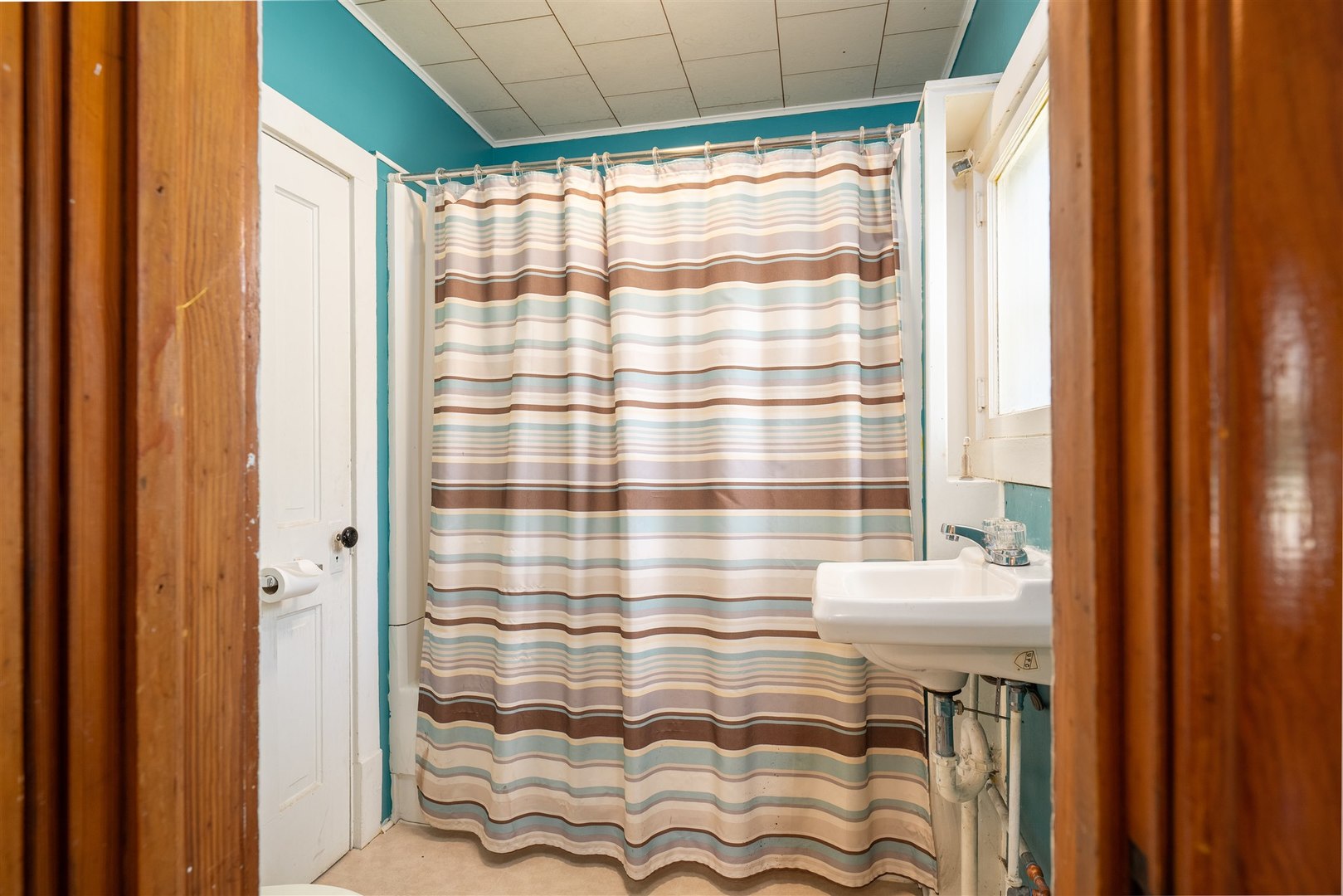 765 North Main Street Pontiac, IL 61764 - Photo 17 of 30 a bathroom with a shower curtain and a curtain