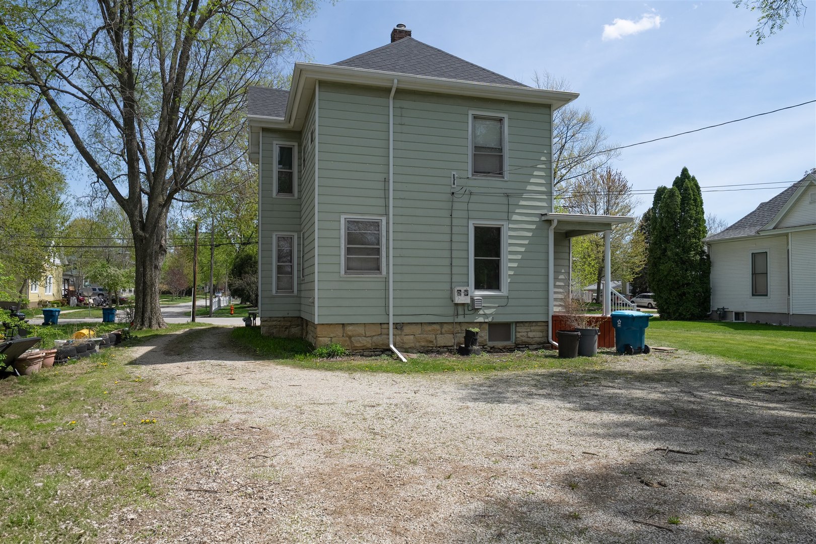 765 North Main Street Pontiac, IL 61764 - Photo 28 of 30 a front view of a house with garden