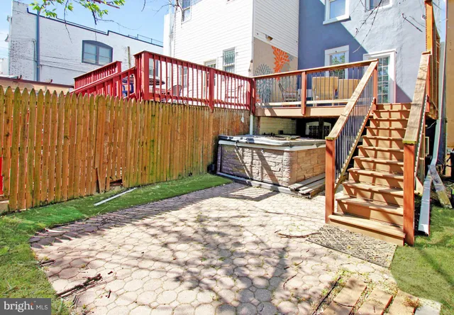 a view of entryway with a yard