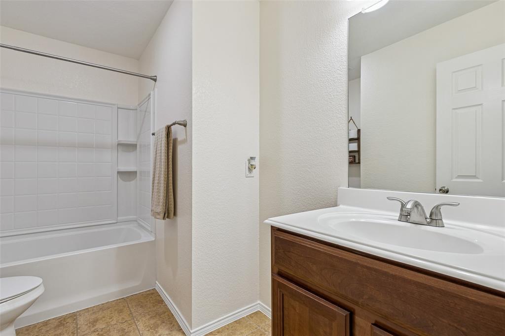 506 Austin Lane Lavon, TX 75166 - Photo 9 of 24 a bathroom with a sink a toilet and a bathtub