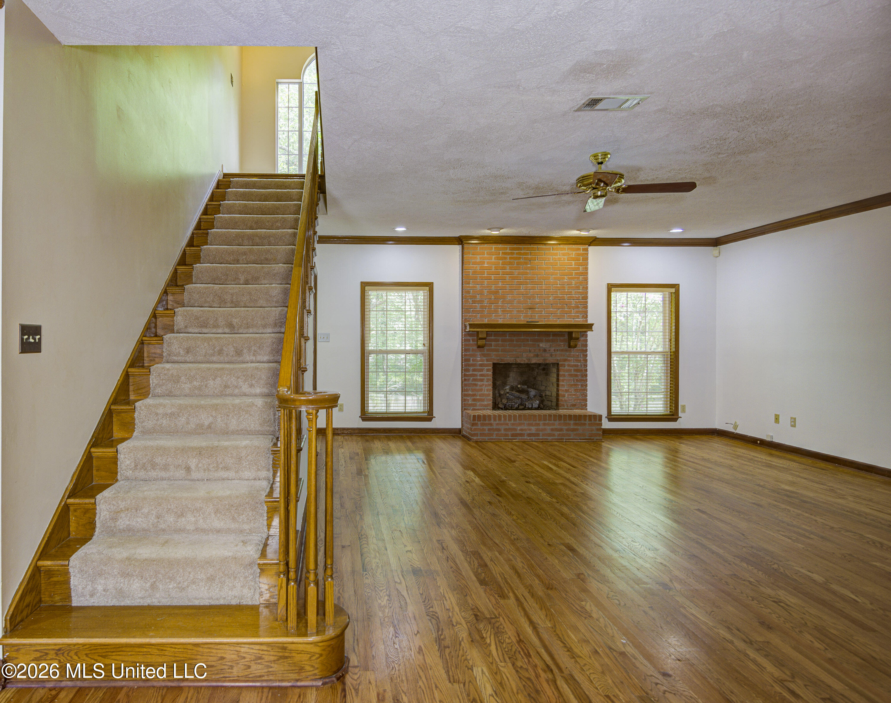 6003 Queens Point Vicksburg, MS 39180 - Photo 6 of 47 Oak Stairway