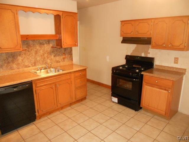 728 Pembroke Road Bethlehem, PA 18018 - Photo 6 of 12 Kitchen