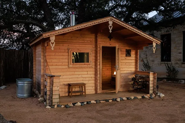 a view of a backyard