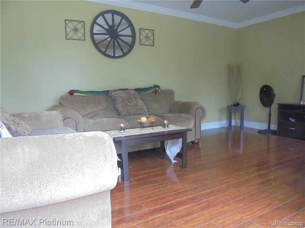716 North Road Fenton, MI 48430 - Photo 4 of 17 DSC02168.JPG