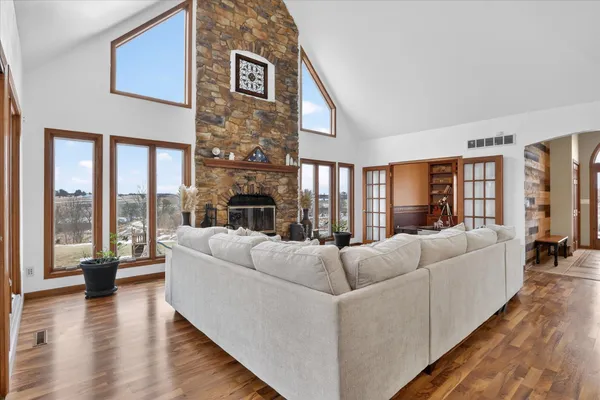 $700,000 | 638 West Cedarville Road, Freeport, IL 61032