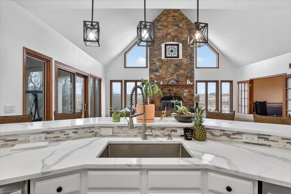 $700,000 | 638 West Cedarville Road, Freeport, IL 61032