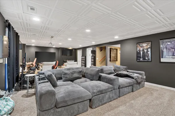 $700,000 | 638 West Cedarville Road, Freeport, IL 61032