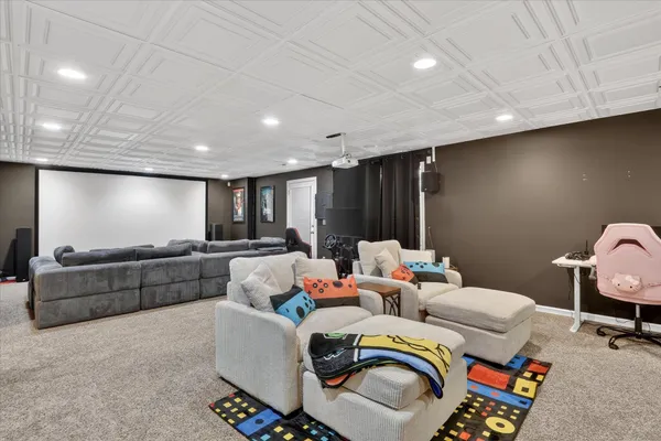 $700,000 | 638 West Cedarville Road, Freeport, IL 61032