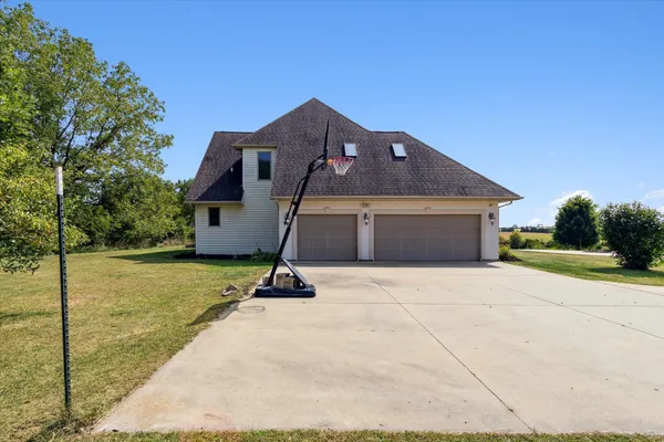 $700,000 | 638 West Cedarville Road, Freeport, IL 61032