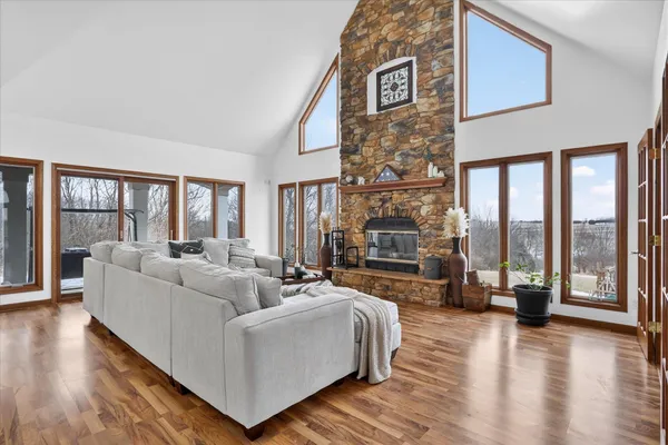 $700,000 | 638 West Cedarville Road, Freeport, IL 61032