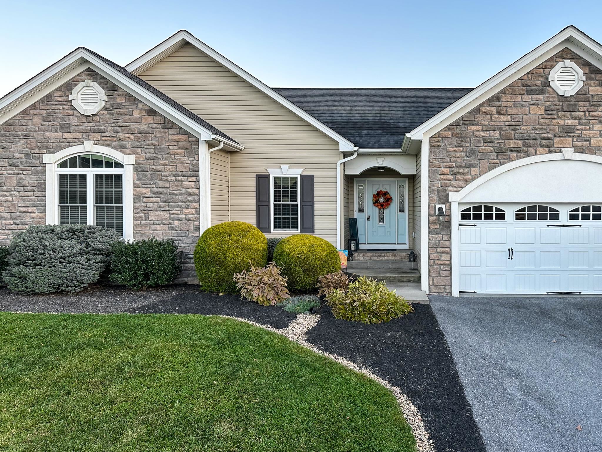 30 Fox Crest Ridge Staunton, VA 24401 - Photo 2 of 31 a front view of a house with garden