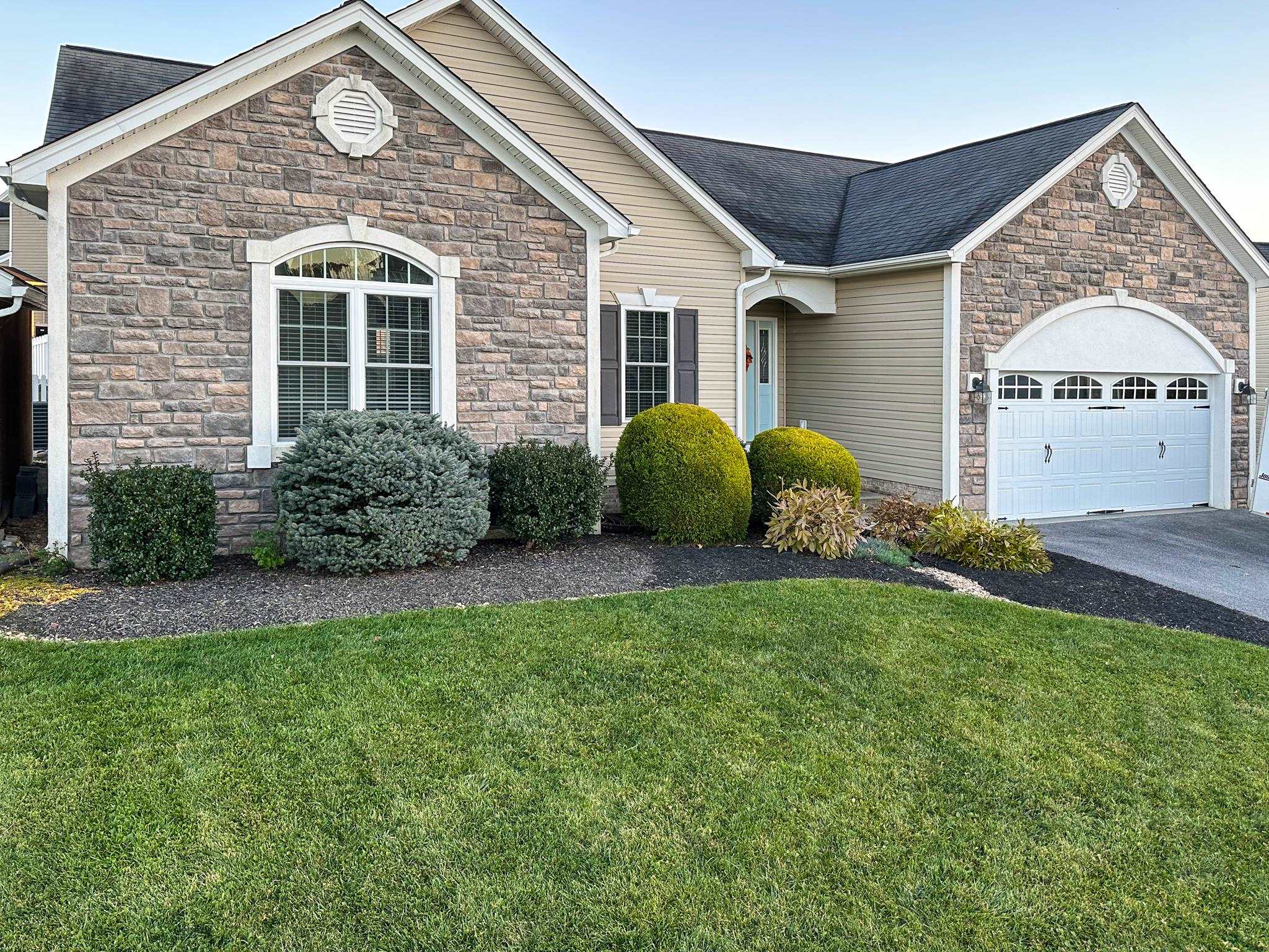 30 Fox Crest Ridge Staunton, VA 24401 - Photo 4 of 31 a front view of a house with a garden