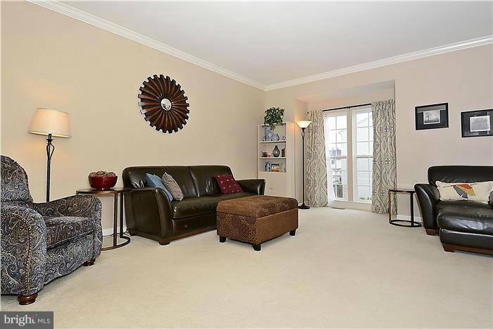 25274 Gothic Square Chantilly, VA 20152 - Photo 2 of 27 Living Room