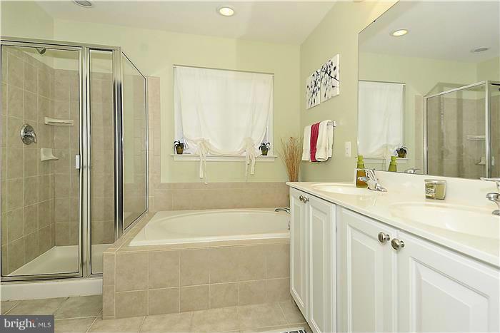 25274 Gothic Square Chantilly, VA 20152 - Photo 13 of 27 Bath (Master)