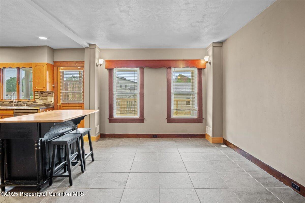 1076 Cottage Avenue Scranton, PA 18508 - Photo 8 of 30 09-DSC03334
