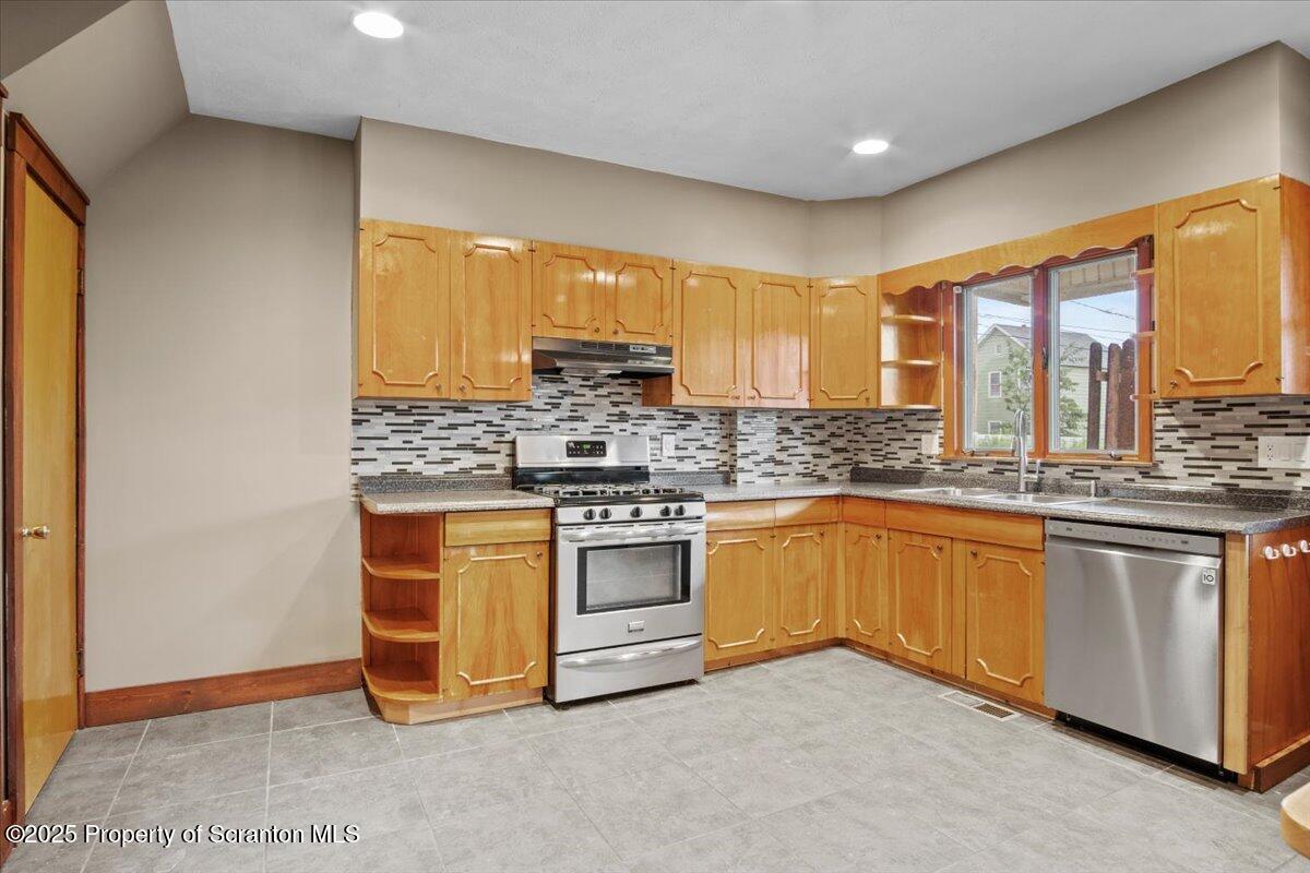 1076 Cottage Avenue Scranton, PA 18508 - Photo 10 of 30 11-DSC03344