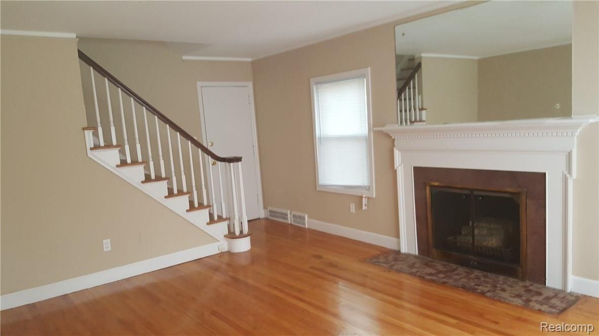 18652 Coyle Street Detroit, MI 48235 - Photo 3 of 12 liv rm.jpg