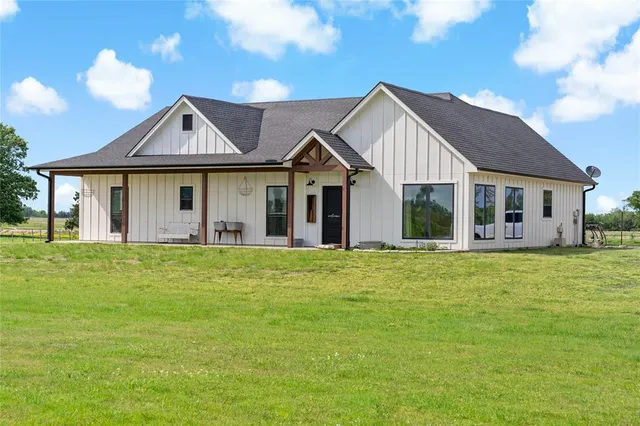 a view of lobby with livingroom and furniture