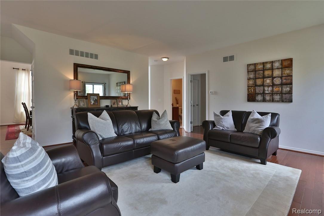 3016 Fantail Court Rochester, MI 48309 - Photo 6 of 25 2B8A8220.jpg