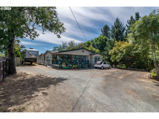 $395,000 | 1313 North Old Pacific Highway, Myrtle Creek, OR 97457